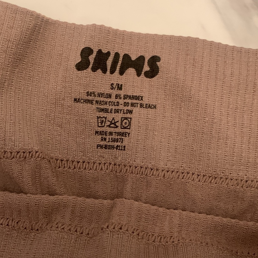 Skims Ribbed Shorts - Picture 3 of 3